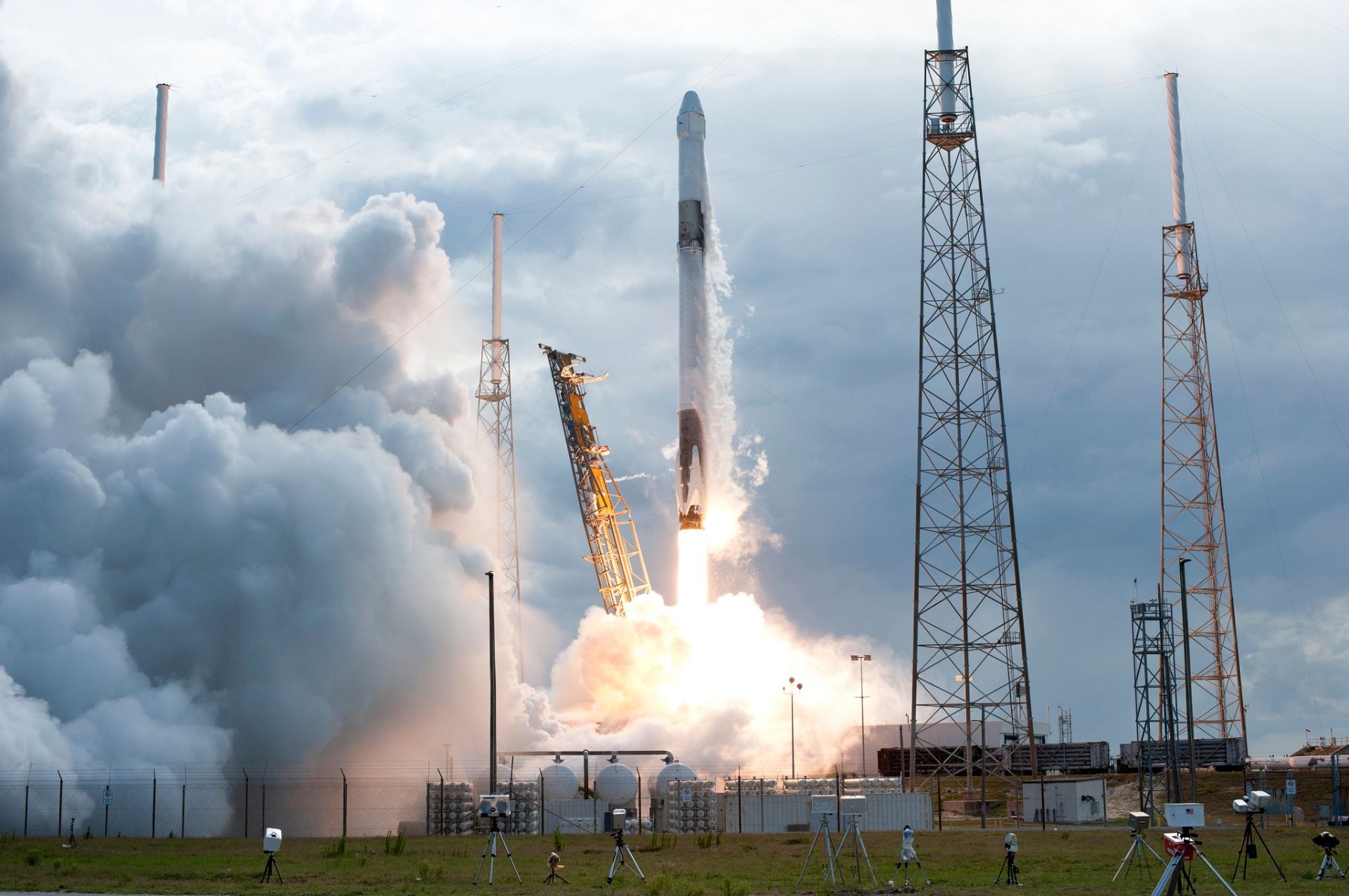 spacex falcon 9 crs-17 launch photograph